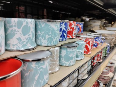 Ev aletleri mağazalarının raflarında çeşitli ev aletleri sergileniyor. 