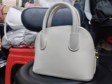 Mağaza raflarında çeşitli çanta modelleri sergileniyor. 