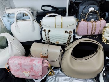 Mağaza raflarında çeşitli çanta modelleri sergileniyor. 