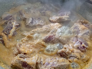 Et kabarcıkları ve buharla kaynayan güveç, doyurucu bir sahne yaratıyor. Mutfak teknikleri ve ev yapımı yemekler için mükemmel..