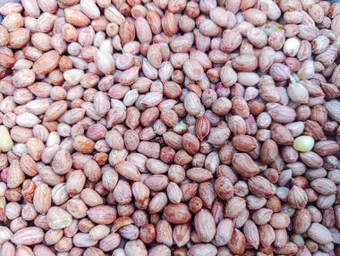 Bir yığın fıstığın genel görüntüsü sağlıklı atıştırmalıklar veya malzeme çizimleri ve tasarımlar için uygun desenli bir gıda arka planı yaratır..