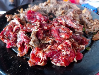 İnce dilimler halinde taze ve pişmiş et. Lezzetli bir ızgara yemek için hazır. Gıda projeleri için mükemmel..