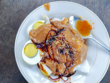 Fıstık sosu, tofu, yumurta ve baharat da dahil olmak üzere Asya yemekleri servis edilmeye hazır..