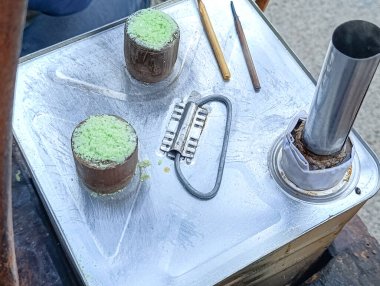 Ahşap kaplarda lezzetli tatlı malzemesi pişirme ve yemekle ilgili projeler için gümüş metal tepside pişirme gereçleri kullanılıyor..