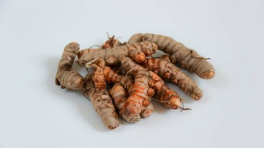 Çeşitli topraksı, soyulmamış kökler, mutfak malzemeleri veya sağlıklı beslenme kavramları için mükemmel olan temiz beyaz bir zemin üzerinde sergilenir..