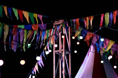 Renkli çelenk bayrakları şenlikli bir gecede ışıldıyor. Tuhaf bir atmosfer yaratıyor. Parti ya da etkinlik için mükemmel bir ortam..