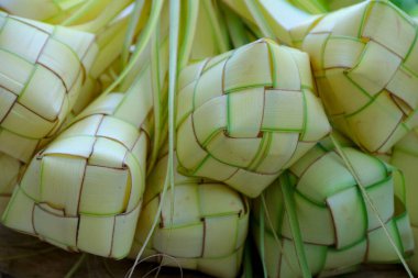 Dokuma pirinç kesesi yığını, sallanan yaprak iplikçikleriyle bir araya toplanır ve besinle ilgili içerik için uygun desenli bir kalıp oluşturur..