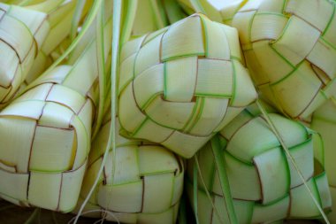 Dokunmuş palmiye yaprağı kabı hassas dokuya sahiptir. Kültürel ve tropikal tasarım projeleri için mükemmel doğal bir ortam yaratır..