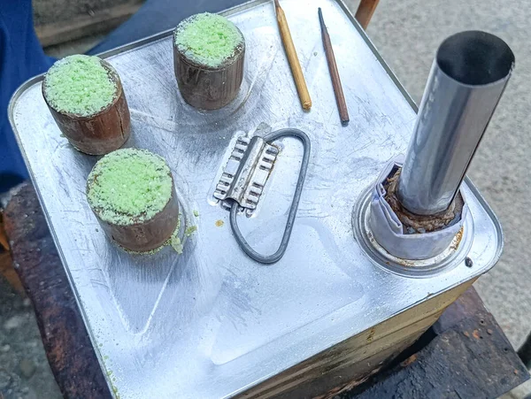 Metal bir tepside ahşap kalıplar ve aletlerle yapılan el yapımı tatlı hazırlama yerel mutfak geleneklerini sergilemek için mükemmel..