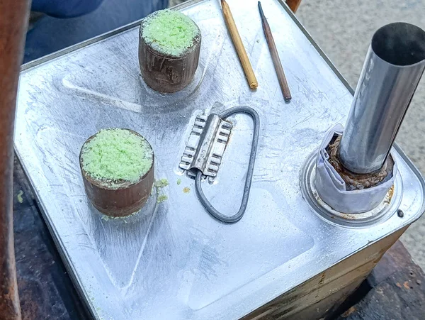 Ahşap kaplarda lezzetli tatlı malzemesi pişirme ve yemekle ilgili projeler için gümüş metal tepside pişirme gereçleri kullanılıyor..