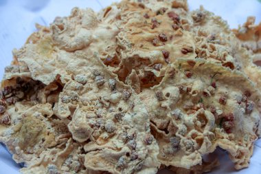 Fıstıklı çıtır kraker yığını çok lezzetli atıştırmalıklar gösteriyor, aperatifler ve lezzetli atıştırmalık fotoğraf projeleri için mükemmel..