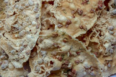 Yakından bakınca üzerinde fıstık olan ince, çıtır krakerler görünüyor. Lezzetli bir atıştırmalık. Atıştırmalık fotoğrafçılığa uygun eşsiz bir dokuya ve aromaya sahip..