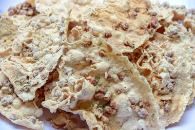 Yakın plan, fındıklı kraker yığınını gösteriyor. Atıştırmalık ya da aperatiflere davetiye çıkarıyor. Yiyeceklerle ilgili içerikler için kullanılıyor..