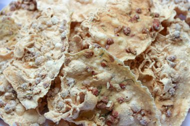 Fıstıklı krakerin yakın çekimi aperatifleri sergilemek ya da abur cubur fotoğrafçılığı için mükemmel bir şekilde servis edilir..