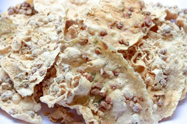 Beyaz yüzeyde fıstık ezmeli lezzetli gevrek yığını. Yemek kavramları ve reklamlar için mükemmel..