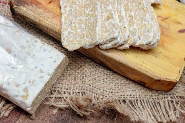 Fasulyeli pasta dilimleri çuval bezi üzerinde tahta bir kesim tahtasıyla hazırlanır. Sağlıklı beslenme konseptleri ve vejetaryen tarifleri için birebirdir..