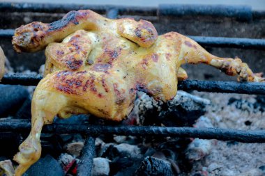Izgarada kızartılmış tavuk derinin dokusunu ve pişirme sürecini gösterir. Yemek ve yemek pişirme kavramları için harikadır..