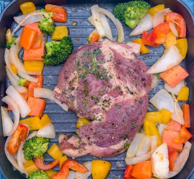 renkli biber ve soğan tavada kızarmış domuz eti biftek