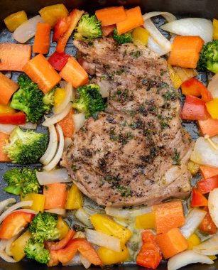 renkli biber ve soğan tavada kızarmış domuz eti biftek