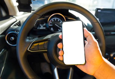 Araba sürücüsünde tutun boş ekran smartphone yandan