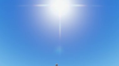 Güneşli bir gökyüzüne inen bir uçak.