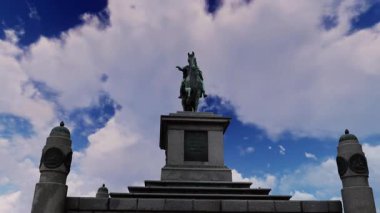 II. Kaiser Josef Heykeli Cludy Sky