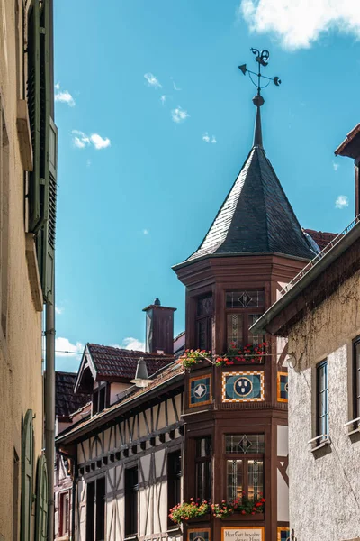 Almanya 'nın Mosbach kentindeki tarihi bir binada rüzgar gülü, ahşap süslemeler ve renkli çiçek kutularıyla sivri kuleler bulunuyor. Resimli eski bir kasabada geleneksel Avrupa mimarisinin güzel bir örneği.. 