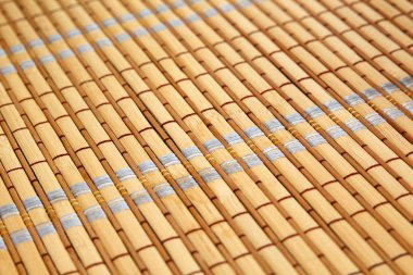 Bambu masa mat renkli iplik ile yakın çekim. Seçici odak ve sığ derinlik-in tarla