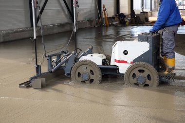 Lazer Şap makinesi taze tesviye ile çalışan beton yüzeyine bir inşaatta döktü.