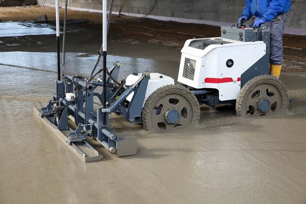 Arbeiter Mit Laser Estrichmaschine Nivelliert Frisch Gegossene Betonoberfläche Auf Einer — Stockfoto