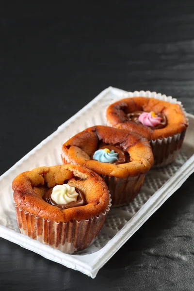 Tre Läckra Små Cheesecakes Med Smält Choklad Och Färgglada Socker — Stockfoto