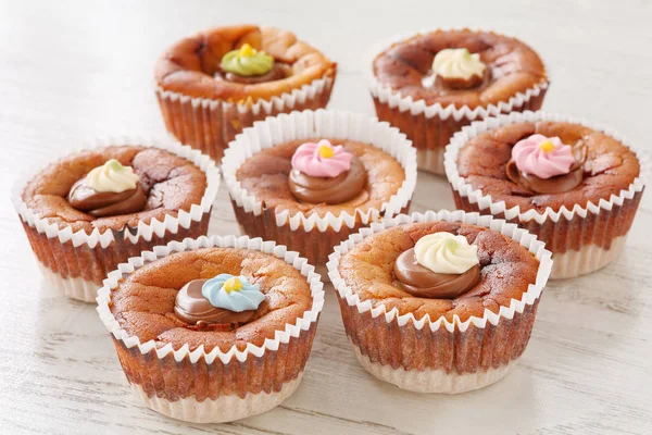Sju Läckra Hembakade Mini Cheesecakes Med Smält Choklad Och Färgglada — Stockfoto