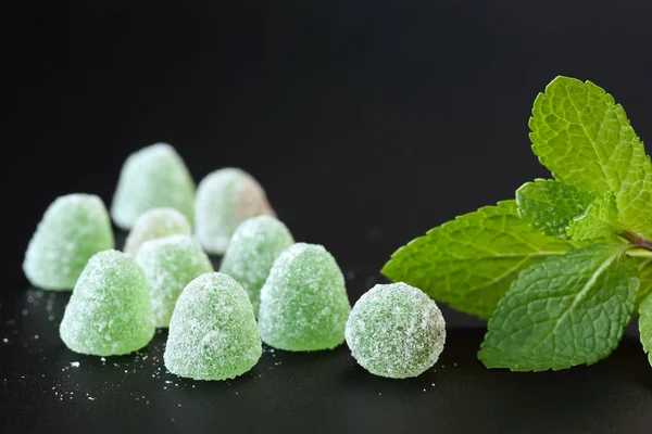 Primer Plano Gotas Gelatina Menta Verde Con Cristales Azúcar Hojas — Foto de Stock