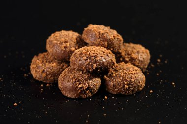 Lezzetli çıtır karamel bisküvi sütlü çikolata ve bisküvi parçacıkları ile kaplı bir yığın yakın çekim