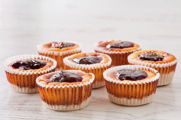 Sju Läckra Hemmagjord Mini Cheesecakes Med Bär Sylt Muffinsformar Ett — Stockfoto