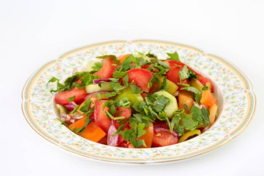 Domates, salatalık, yeşil ve turuncu biber, kırmızı soğan ve maydanoz ile taze, sağlıklı ve lezzetli yaz sebze salatası