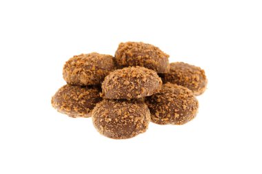 Bir yığın lezzetli çıtır karamel bisküvi ile sütlü çikolata kaplı ve bisküvi parçacıkları, beyaz bir arka plan üzerinde izole kapatmak