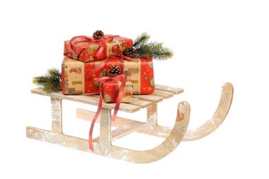 Noel yığını üzerinde beyaz izole bir vintage ahşap kızak üzerinde hediyeler kırmızı yay, çam çırpı ve çam kozalakları ile sarılmış. Noel alışveriş kavramı