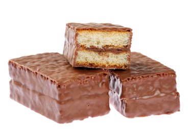 İki ve Sünger kek barlar sütlü çikolata ile tepesinde kakao kremalı Merkezi ile dilimlenmiş yarım kapatın. Beyaz arka plan üzerinde izole