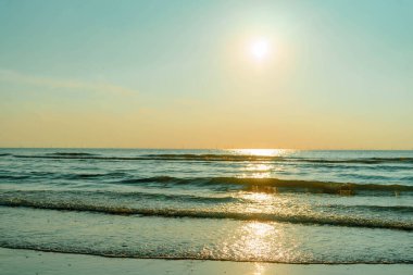Batan güneş ışınlarında deniz sıcak sahil günbatımında. Yüksek kalite fotoğraf. Yüksek kalite fotoğraf