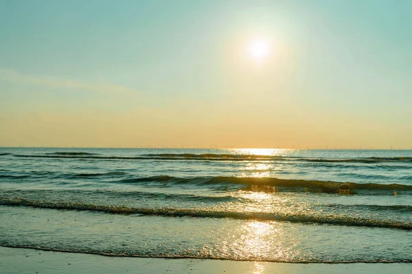 Batan güneş ışınlarında deniz sıcak sahil günbatımında. Yüksek kalite fotoğraf. Yüksek kalite fotoğraf