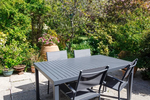 Terraço Florido Com Mobiliário Jardim Cinzento Jardim Durante Primavera — Fotografia de Stock
