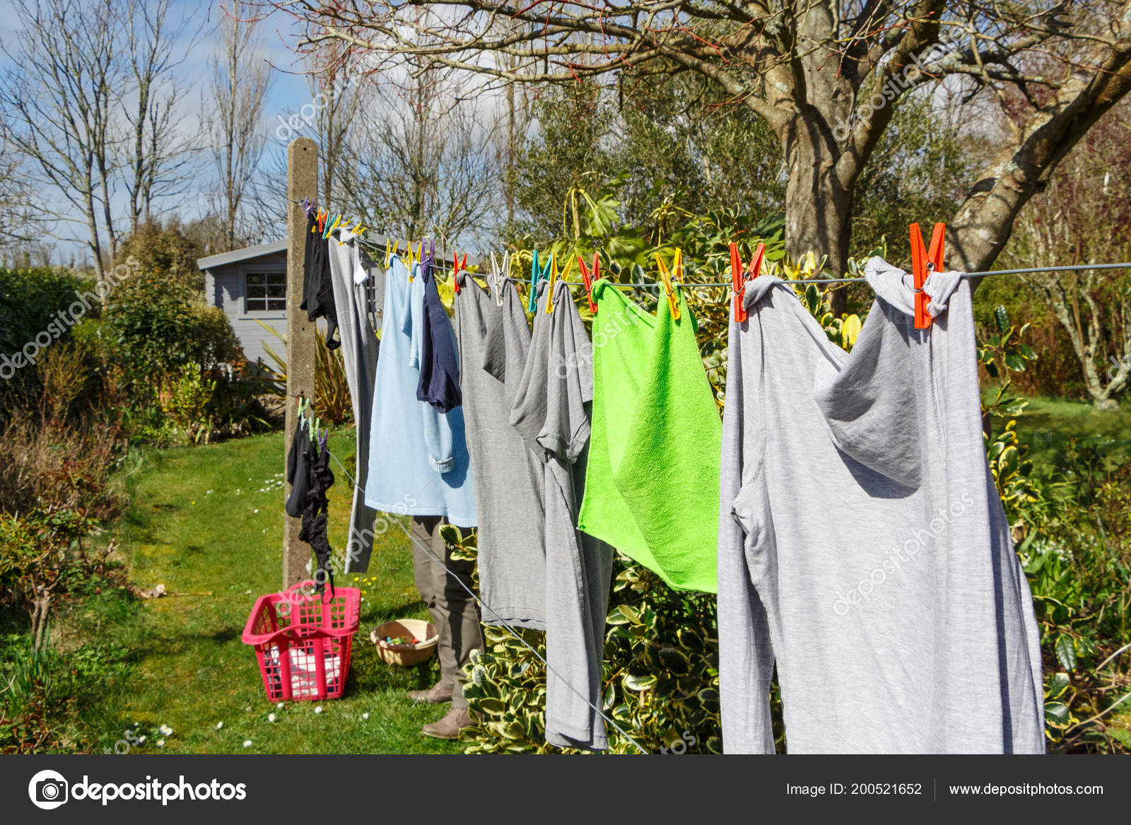 Wäscheleine Mit Shirts Und Handtuch Trocknen Einem Garten