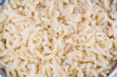 Akşam yemeği için pişmiş kahverengi pirinç bir kase Close-up