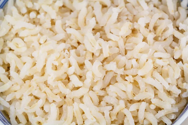 Akşam yemeği için pişmiş kahverengi pirinç bir kase Close-up