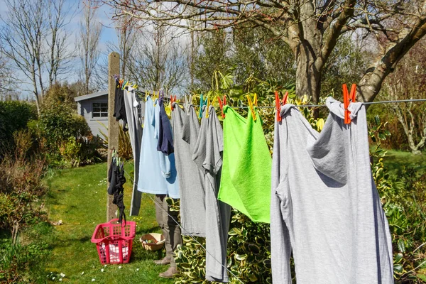 Linha Lavagem Com Camisetas Secagem Toalhas Jardim — Fotografia de Stock