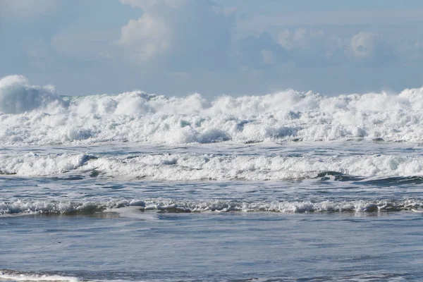 Vlny Pobřeží Bretaně Rozdrcení Během Slunného Dne Zimě — Stock fotografie