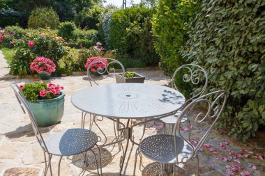 Çiçekli Teras bahçe mobilyaları ile