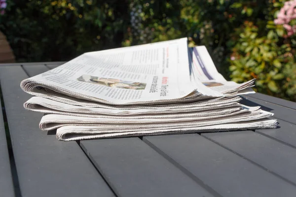 Pile Newspapers Table Garden — Stock Photo, Image