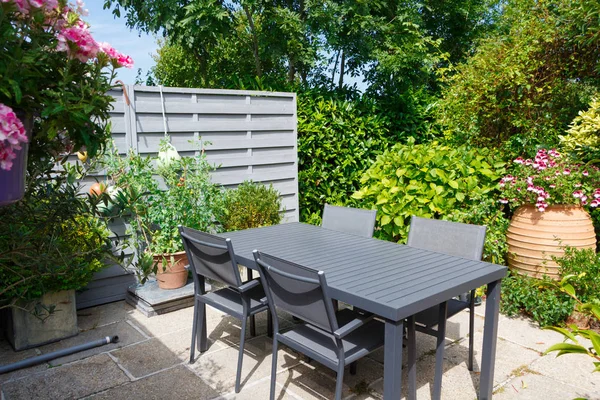 Terraza Florida Con Muebles Jardín Grises Macetas Durante Verano — Foto de Stock
